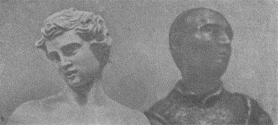 Одинаково освещённые головы двух статуэток (левая — белая, правая — тёмная)